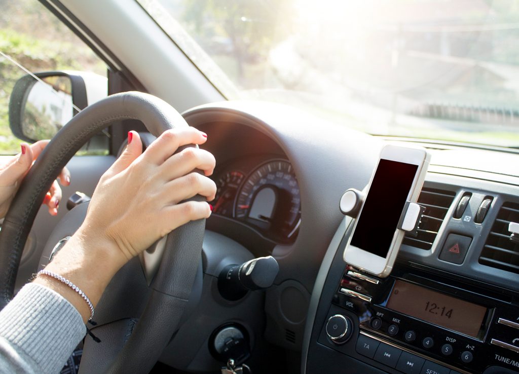 How to Use Your Phone (More Safely) While Driving - Good Times